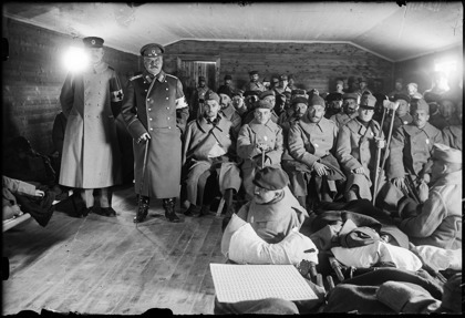 Krigsskadade och personal på Röda korsets pråm, någon gång mellan 1914-1918.