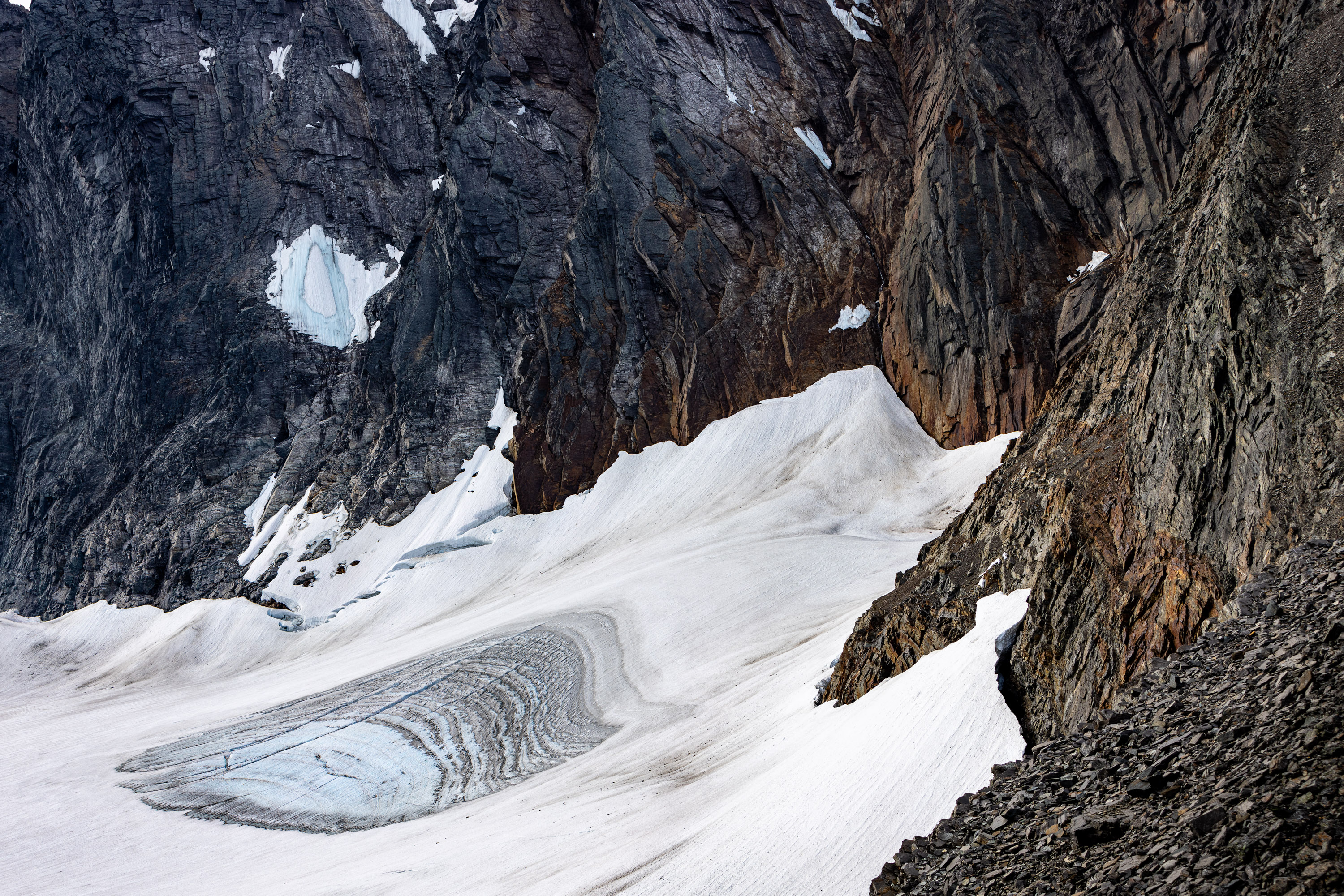 'Smältande glaciär vid en brant bergsvägg.'