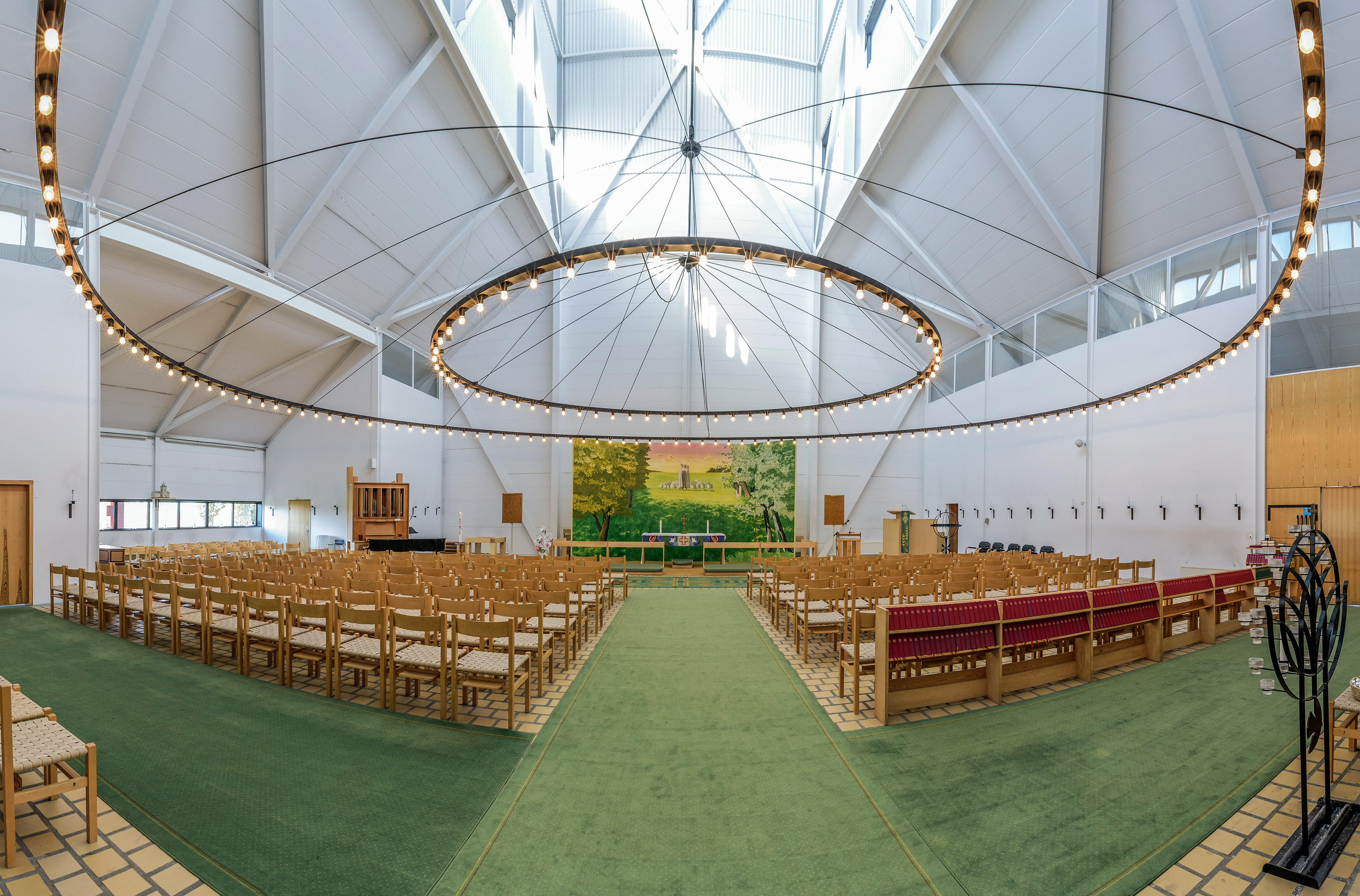 Interiör i Haparanda kyrka, sett mot altaret.