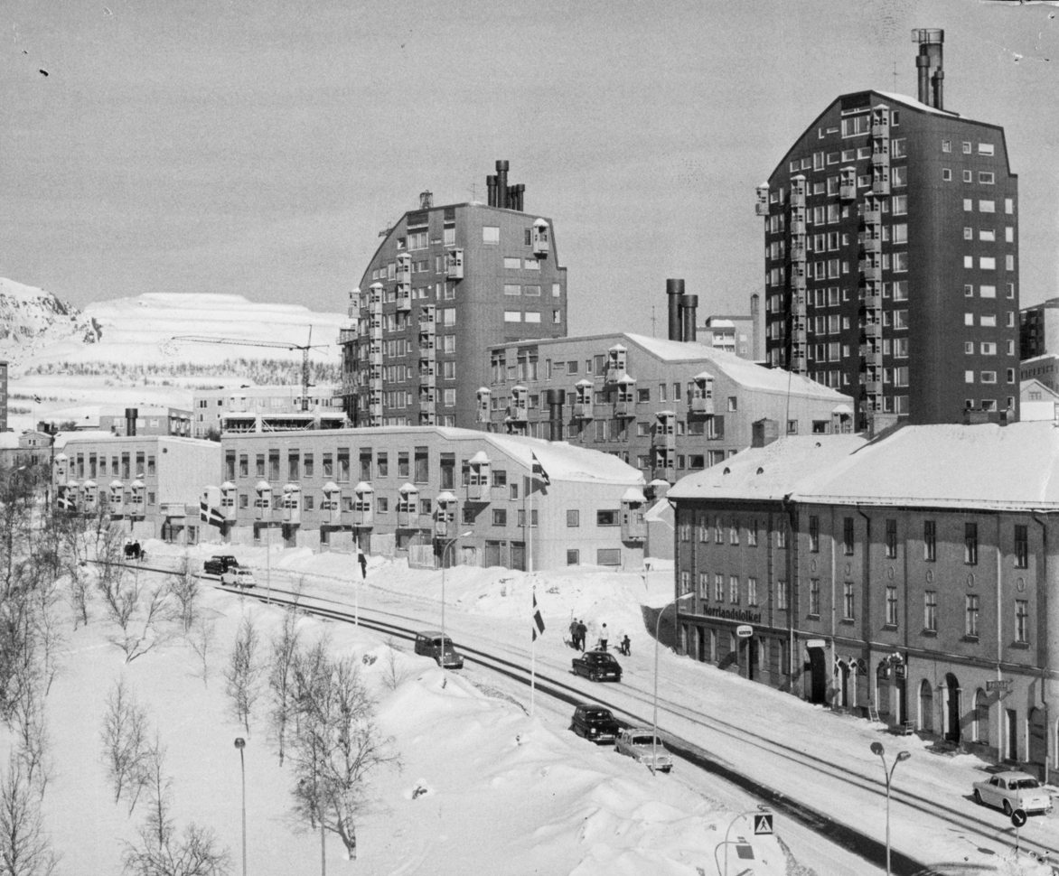 'Gammal svartvit vintervy över huskvarteret Ortdrivaren i Kiruna. Troligtvis 1960-tal.'
